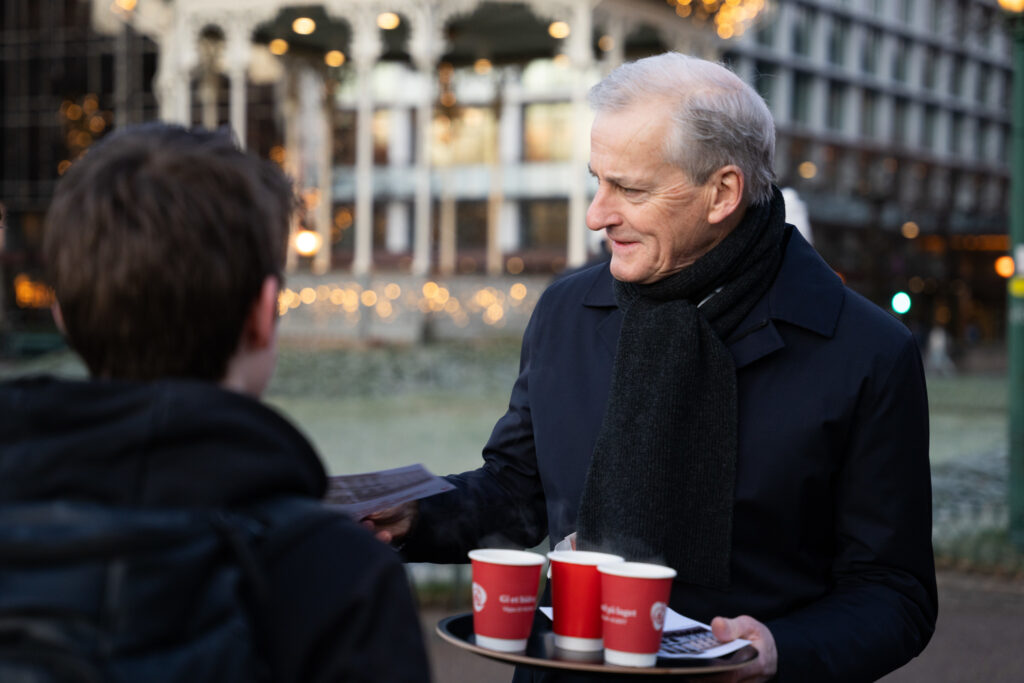 Jonas Gahr Støre på morgenaksjon i Bergen